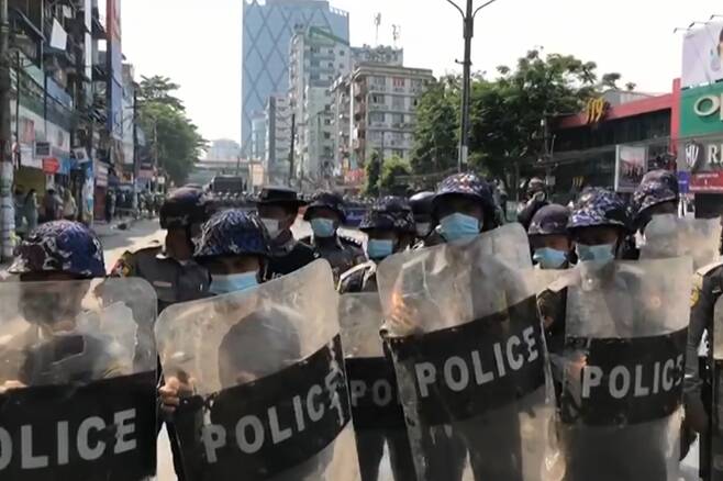 군부 쿠데타 반대 시위가 벌어진 미얀마 최대 도시 양곤 시내에 폭동 진압 방패를 든 경찰이 배치돼 있다. /AFP 연합뉴스