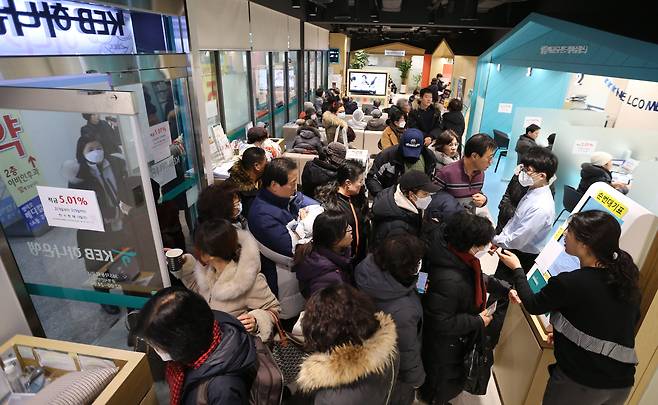 2020년 2월 4일 낮 12시쯤 서울 송파구 하나은행 송파헬리오시티점이 ‘하나 더 적금’ 가입을 위해 대기 중인 사람들로 북적이고 있다. 5일까지 판매하는 ‘하나 더 적금’은 연(年) 이자가 5%대인 1년 만기 정기적금 상품으로, 132만명이 가입했다.