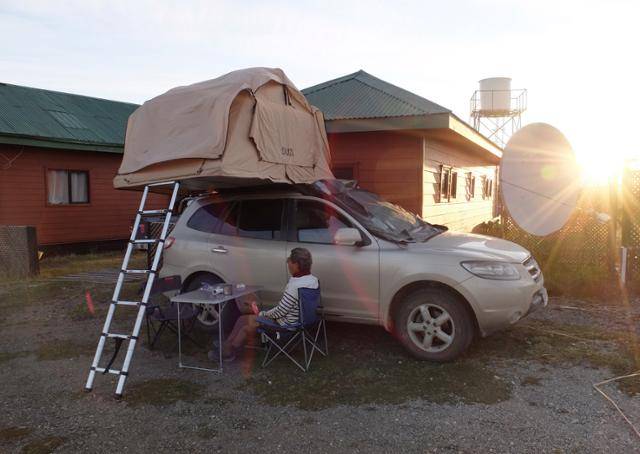 바람의 위력을 경험한 터라 국립공원 관계자를 우기고 달래 꿰찬 바람막이 자리. 이때만 해도 해가 지는 게 두렵지 않았다. ⓒ강미승