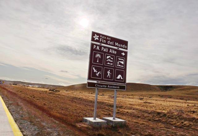 표지판에 텐트 표식이 있다면, 일단 차박을 할 수 있는 장소다. 실제로 이 허허벌판에 텐트를 친 용감무쌍한 커플이 있었다. ⓒ강미승