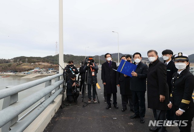 [신안=뉴시스]박영태 기자 = 문재인 대통령이 5일 오후 설 연휴 임시개통 예정인 전남 신안군 임자2대교에서 열린 세계 최대 해상풍력단지 48조원 투자협약식 체결 후 대교를 시찰하며 해상풍력단지 예정지에 대한 설명을 듣고 있다. 2021.02.05. since1999@newsis.com