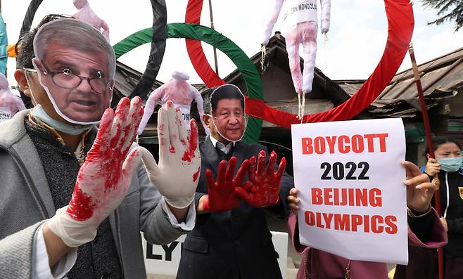 지난 3일(현지시간) 인도 다람살라에서 인권단체 회원들이 티베트 등에서 중국이 벌이는 인권 탄압을 이유로 2022 베이징 동계올림픽 보이콧을 주장하고 있다. [EPA]