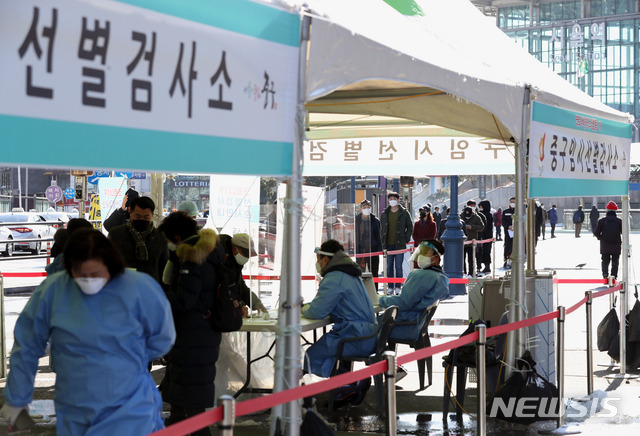 [서울=뉴시스]이윤청 기자 =  4일 서울역 광장에 설치된 중구 임시 선별검사소에서 시민들이 신종 코로나바이러스 감염증(코로나19) 검사를 받기 위해 대기하고 있다. 2021.02.04. radiohead@newsis.com