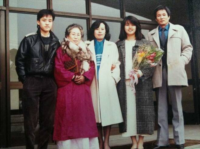 신애라 씨 고등학교 졸업식 때 가족사진