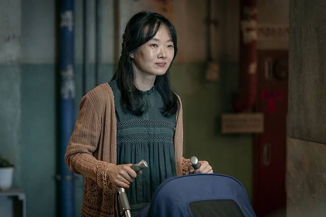 ‘스위트홈’에서 교통사고로 세상을 떠난 아이의 죽음을 인정하지 못한 채 빈 유모차를 끌고 다닌 엄마 역을 맡았던 모습. 넷플릭스 제공