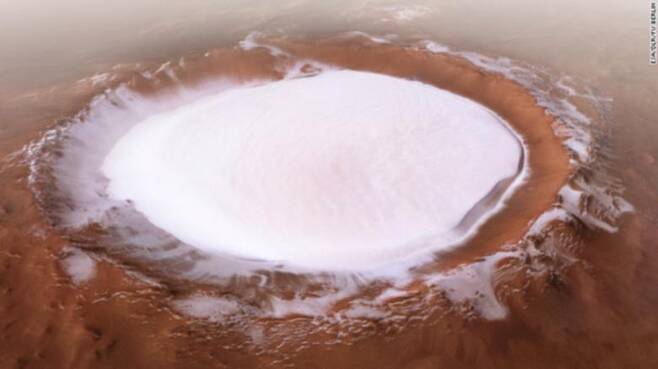 화성 북위 73도의 저지대에 위치한 코롤료프 크레이터(Korolev crater). 이 크레이터를 덮고있는 흰색 물질은 얼음층으로 1년 내내 이 모습을 유지한다.