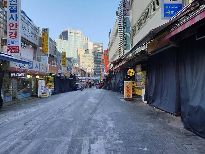 썰렁한 남대문시장 (서울=연합뉴스) 황윤기 수습기자 = 4일 오전 서울 중구 남대문시장 중앙로에서 문을 닫은 가게들에 검은 천이 덮여 있다. 2021.2.6 water@yna.co.kr