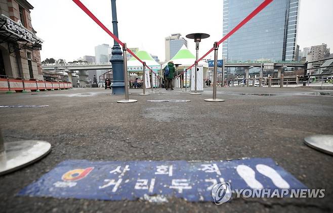 검사 기다리는 시민들 (서울=연합뉴스) 김도훈 기자 = 2월의 첫 휴일인 6일 오전 서울역 광장에 마련된 코로나19 임시 선별검사소를 찾은 시민들이 검사를 위해 대기하고 있다.      중앙방역대책본부(중대본)에 따르면 이날 코로나19 신규 확진자 수는 393명으로, 이틀 연속 300명대를 기록했다. 이중 지역발생이 366명, 해외유입이 27명으로 나타났다.       한편 중대본은 이날 오전 회의를 통해 현행 오후 9시까지인 음식점 등 매장 내 영업 제한 시간을 비수도권에 한해 오후 10시까지 완화하기로 했다. 2021.2.6 superdoo82@yna.co.kr