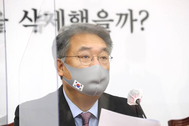 정진석 국민의힘 공천관리위원장이 5일 오전 서울 여의도 국회에서 서울시장 및 부산시장 본경선 진출자를 발표하고 있다. (사진=연합뉴스)