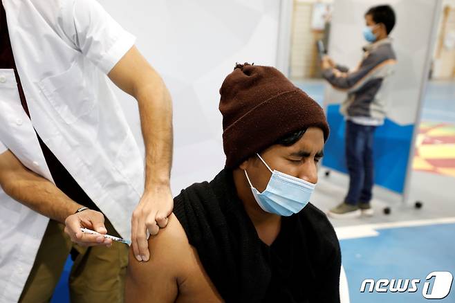 지난 4일 네팔 출신 이스라엘 농부가 의료유기관리기구(Healthcare maintenance organisation)에서 신종 코로나바이러스 감염증(코로나19) 백신을 접종하고 있다. © 로이터=뉴스1 © News1 원태성 기자
