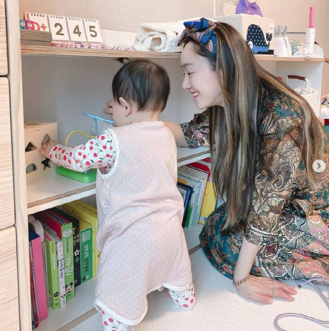 Seo Hyo-rim posted several photos on Instagram on the 7th with an article entitled I love you my daughter.The photo shows a figure of Seo Hyo-rim looking happily at her daughter playing.Seo Hyo-rim showed affection by kissing her lovely daughter standing and playing with toys.The lovely back of her daughter, who looks around as if she is trying to catch things with her apple hair, stands out.On the other hand, Seo Hyo-rim married actor Kim Soo-mis son Chung Myung-ho in December last year and had one girl.Seo Hyo-rim will appear with her mother-in-law Kim Soo-mi on Suminees side dish: My Mom Returns which airs on the 11th.