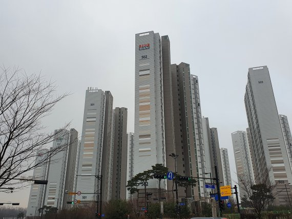 GTX-A노선 창릉역 신설 등 교통호재로 고양시 덕양구 아파트 부동산 시장이 들썩이는 가운데 덕양구 도내동 원흥호반베르디움 전경. 사진=김나경 인턴기자