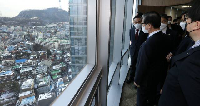 지난 5일 서울역 일대 노후주택 동네를 살펴보고 있는 변창흠 국토교통부 장관. 사진공동취재단