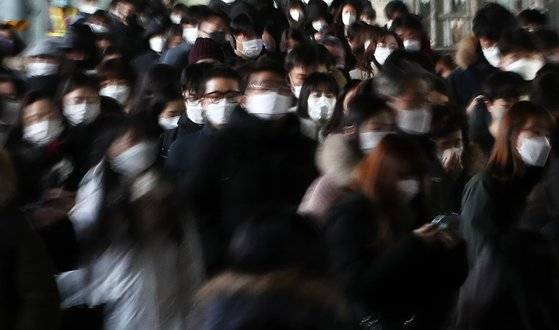 최근 서울 지하철에서 마스크를 쓴 사람들. 코로나19 사태가 장기화하면서 관련 악몽을 꾼다는 사람들이 늘고 있다. 특히 코로나 시대 필수가 된 마스크 착용에 관한 꿈을 꾼다는 사람들이 많다. [뉴스1]