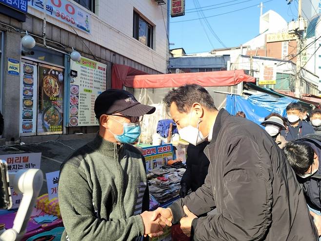 오세훈 국민의힘 서울시장 예비후보가 7일 오후 3시 서울 봉천동 중앙시장을 찾아 시민과 인사를 나누고 있다. 사진/=이창섭 기자