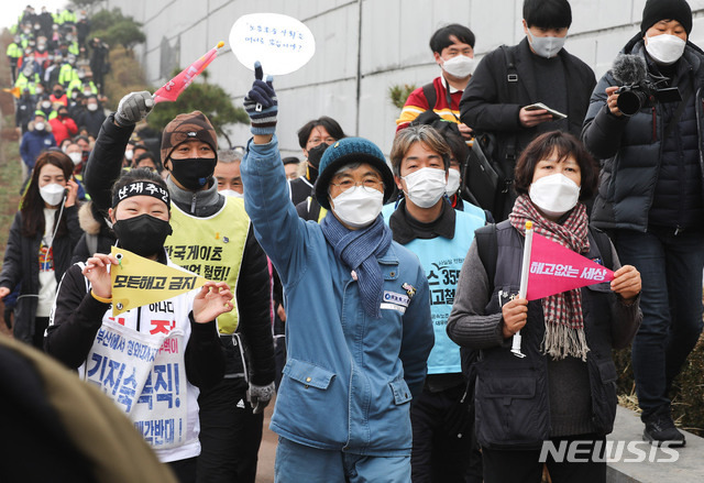 [자료사진][서울=뉴시스]국회사진기자단 = 김진숙 민주노총 부산본부 지도위원이 7일 오전 서울 동작구 흑석역 인근에서 참가자들과 함께 청와대를 향해 희망 뚜벅이 행진을 하고 있다. 2021.02.07. photo@newsis.com 재판매 및 DB 금지