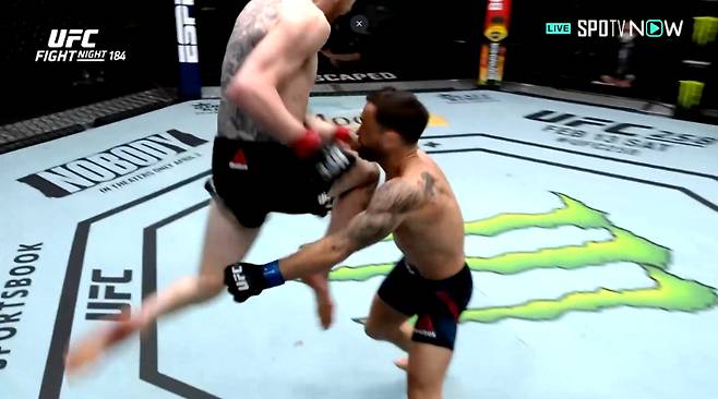 카운터 플라잉니킥을 날리는 코리 샌드하겐(왼쪽). SPOTV NOW 제공