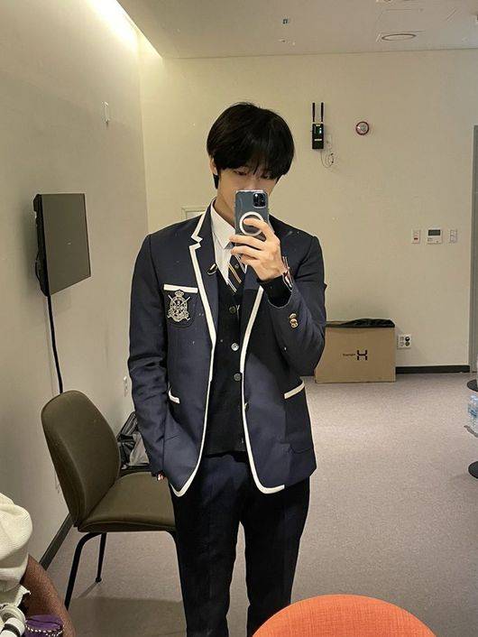 Group Monsta X (Chunu, Minhyuk, Kihyun, Hyungwon, Juheon, IM) member Hyeongwon perfected the uniform.On the morning of the 7th, Hyeongwon posted several self-portraits on the Monsta X official SNS, saying #Hyungwon.In the photo, Monsta X Hyeongwon is making an innocent smile in the waiting room of JTBC Knowing Brother.Hyeongwon captivated global fans with his unique smile of sniping women and visuals that caught both masculine and boyish beauty at the same time.In addition, Monsta X Hyeongwon has renewed another Leeds, certifying a small face that can be covered by a mobile phone as well as an irreplaceable physical that is not as mannequin.On the other hand, Monsta X, which includes Hyeongwon, released its third full-length album Fatal Love last November.[Photo] Monsta X SNS