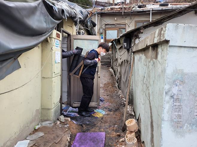 서울신문 최영권 기자가 서울 노원구 중계본동 104번지 일대 백사마을 한 가정 앞에서 연탄 지게에 연탄 12개를 이고 서 있다. 최영권 기자 story@seoul.co.kr