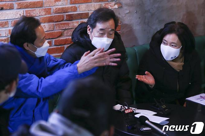 이낙연 더불어민주당 대표(가운데)와 서울시장 예비후보인 우상호 의원(왼쪽), 박영선 전 중소벤처기업부 장관이 4일 오전 서울 용산구 이태원에서 열린 코로나19 피해 맞춤 지원을 위한 현장간담회에서 대화하고 있다. 2021.2.4/뉴스1 © News1 국회사진취재단