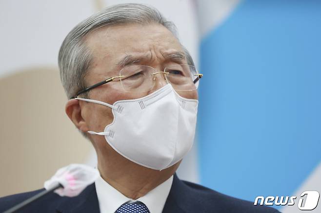 김종인 국민의힘 비상대책위원장이 5일 오전 서울 여의도 국회에서 현안 관련 긴급기자회견을 하고 있다. 2021.2.5/뉴스1 © News1 신웅수 기자