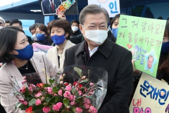 문재인 대통령이 지난 5일 오후 전남 신안군 임자2대교에서 열린 '세계 최대 해상풍력단지 48조 투자협약식'을 마치고 전남도청 직원으로부터 꽃다발을 받고 있다. /사진=연합뉴스