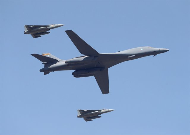 ‘죽음의 백조’라 불리는 미국의 전략폭격기 B-1B(아래)가 5일(현지 시간) 인도 전투기들과 함께 인도 벵갈루루 공군 기지 
상공을 비행하고 있다. B-1B는 3일부터 이곳에서 열린 ‘에어로 인디아’ 에어쇼에 참가했다. 미군 전략폭격기가 인도 공군 기지에
 착륙한 것은 1945년 10월 이후 76년 만에 처음이다. 벵갈루루=AP 뉴시스