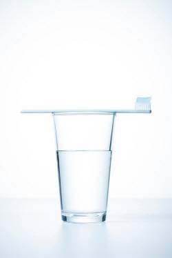 양치질할 때 헹구는 물의 온도는 따뜻한 게 좋다./클립아트코리아