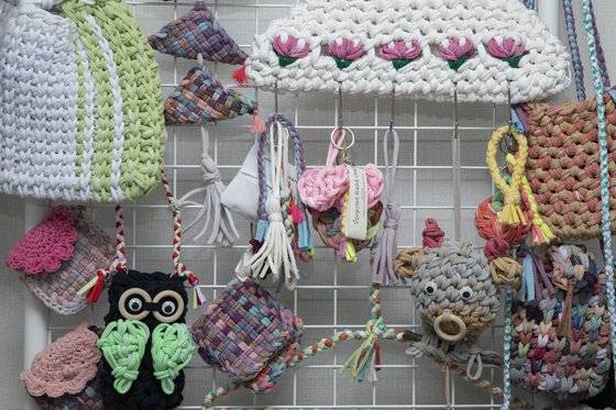 가방·핸드폰 케이스·물병 주머니·열쇠고리 등 양말목 공예로 만들 수 있는 소품은 무궁무진하다.