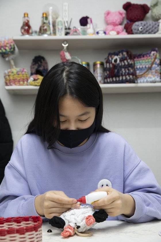 양말목 공예를 배운 오은교 학생모델은 “학교에서 배운 뜨개질보다 훨씬 쉬워요”라며 만족스러워했다.