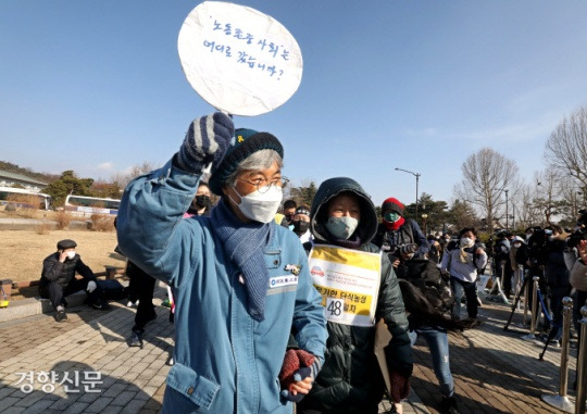 Kim Jin-sook, senior member of the Busan chapter of the Korea Confederation of Trade Unions, who launched a “Hope March” calling for Hanjin Heavy Industries to reinstate her, arrives in front of Cheongwadae, Seoul on the afternoon of February 7. Concluding her 34-day 400km march, Kim waved a fan with the words, “Where is the society that respects labor?” and expressed her gratitude to the people who had been on a hunger strike for 48 days for her reinstatement and rehabilitation. Kim Ki-nam