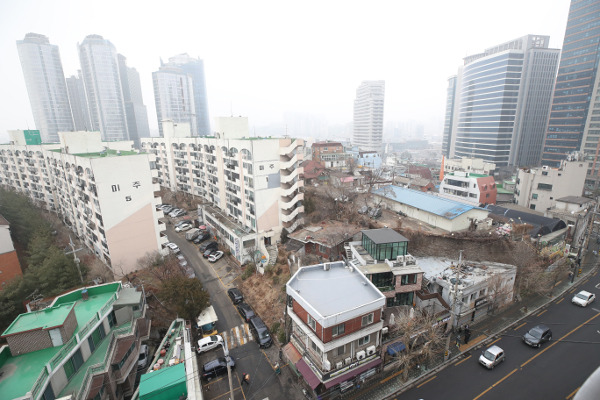 정부가 2·4 대책에서 지난 4일 이후 매입한 주택에 대해서는 공공주도 정비사업의 우선공급권을 주지 않기로 하면서 빌라 거래는 위축되고 아파트로 다시 투자 수요가 불붙을 것이라는 우려가 나온다. 사진은 서울 용산구 동자동 후암특별계획구역 1구역 1획지 일대의 모습. 연합뉴스