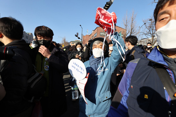 400여㎞의 복직 기원 행진을 끝낸 김진숙 민주노총 부산본부 지도위원이 7일 오후 서울 종로구 청운효자동 주민센터 앞에서 기자회견을 마친 뒤 손을 들어 인사하고 있다. 김 지도위원은 “앞으로 얼마나 먼 길을 가야 할지 모르지만 포기하지도 쓰러지지도 않겠다”고 말했다. 연합뉴스