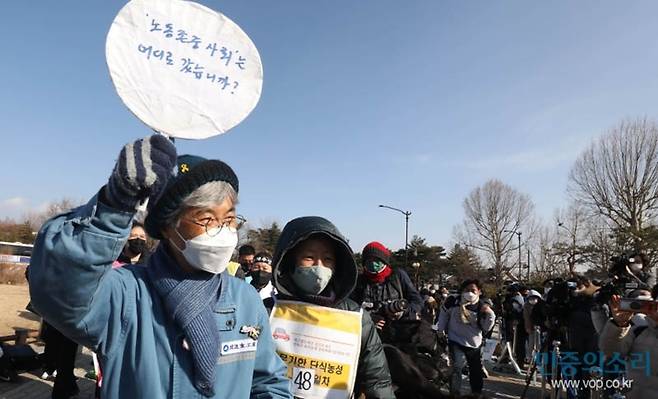 ▲ 복직 기원 희망뚜벅 행진 마지막 날인 7일 오후 민주노총 부산본부 김진숙 지도위원이 서울 청와대 앞 분수광장에 도착하여 관계자들 및 48일째 단식 투쟁을 이어가고 있는 사람들을 데리고 나서고 있다 사진=민중의소리