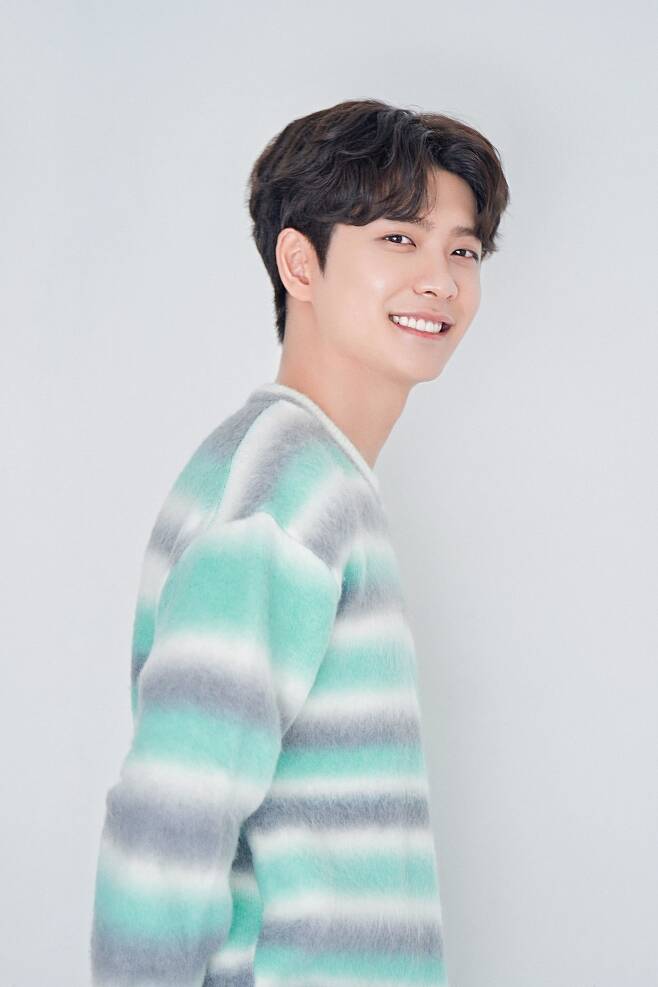 Kang Tae-oh reveals wind for run on season2Actor Kang Tae-oh played the role of Lee Young-hwa, a plump college student, in JTBC Wednesday-Thursday evening drama Run On (playplayplayplay by Park Sihyun, director Lee Jae-hoon).From the younger and younger side that can not help but fall into the face to the straight charm without hesitation, it captivated viewers in various ways.The chemistry that leads the relationship between characters was also different.In the play, he created an addictive love line by creating a Choi Soo Young and a mapdan chemistry, and he showed charm like a real friend by showing Ki Seon-gum (Im Si-wan) and Bro chemistry.The only thing that is the same interest, and the similar reality, is that it shows a friendly relationship with Oh Mi-joo, who is not only a senior chemistry but also a sweet brother chemistry.The story of the couple ended with an open ending: West Dana, who had really lost time to go up further after her fathers death, said a foreseen farewell to Lee.Seo Dan-a, who became the youngest vice president, found Lees picture in the gallery new artist exhibition.I read the meaning of the picture that says I want to see at once, and I also said, I want to see.In the eyes of the movie that visited the museum, there was a dagger who wanted to see it, and still wearing his sneakers.Kang Tae-oh said in a video interview on the morning of February 8, It was good to finish with the ending of the story of the couple.I thought that the back contents were left to the imagination of viewers. I also thought a lot about what will happen to movies and Dana while watching the script and acting.At the end, Mr. Dana said, I will do my real birthday today. I thought this was a new beginning. Danah and the movie are likely to start gradually.It is not a love that suddenly burns passionately, but I also have a relationship that keeps the distance while I think about each other.I thought it was not such an ending that informed me that the love that slowly approached began. The ratings were somewhat disappointing, but Run On is a work that has been loved by enthusiasts.Kang Tae-oh said, There is a short talk room with the bishop and the artist. Everyone likes too funny like enthusiastic viewers and is saddened by saying what are we going to do now?All the actors and staff loved our drama so much. Shin Se-kyung also revealed his desire for season 2 through an interview.Kang Tae-oh said, I was sorry for the actors and said, Lets do Season 2.Then the artist joked that When Season 2 comes out, you know about Character, and now you have to write the ambassador. If season 2 comes out, I hope that the atmosphere of season 1 will continue and the feeling of solidity will be maintained.I also hope that Dana and the movie will start a new start. I hope that the finished ending will come out, not the open ending. 