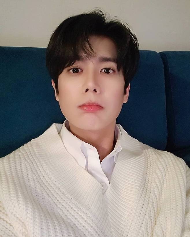 Singer and actor Kim Kyu-jong showed off his still visuals.Kim Kyu-jong posted a picture on his instagram on February 8 with the phrase HAVE A GOOD DAY.Kim Kyu-jong in the photo stares at the camera with Mask on; Kim Kyu-jong thrilled fans with his dark features and handsomeness that could not be stopped by Mask.The netizens who saw this responded such as Faceful story?, Have a good day today and Amyoman brother.