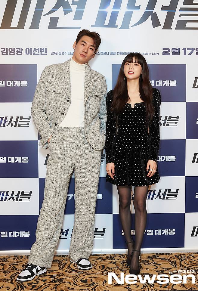 The premiere of the film Mission Passable media distribution was held at the entrance of Lotte Cinema Counter in Jayang-dong, Gwangjin-gu, Seoul on the afternoon of February 8.On this day, Kim Hyung-joo, Kim Young-kwang and Lee Sun-bin attended.Photos: Merry Christmas Film Company