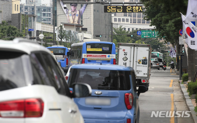 [서울=뉴시스] 박민석 기자 = 서울 시내의 도로 위 전광판에 5등급 차량 운행 제한 안내가 표시돼 있다. (사진=뉴시스 DB). photo@newsis.com