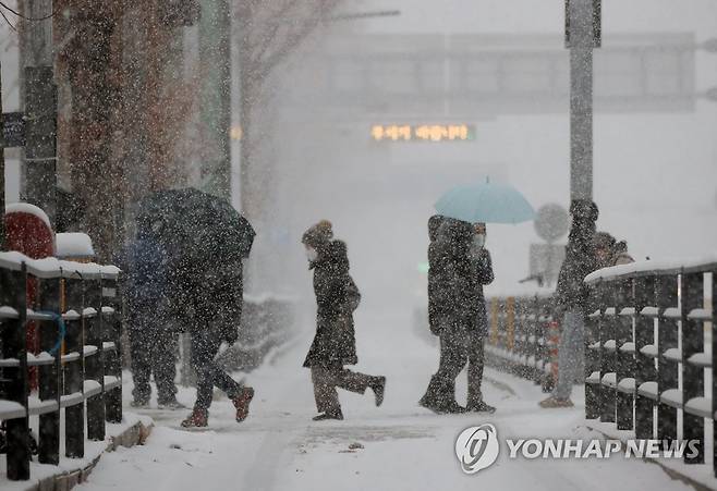 광주 도심에 내리는 눈 (2021년 1월 7일) [연합뉴스 자료사진]