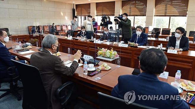 발언하는 이인영 통일부 장관 (서울=연합뉴스) 이지은 기자 = 이인영 통일부 장관이 설 명절을 앞두고 8일 오후 서울 종로구 남북회담본부에서 열린 이산가족 관련 단체장들과의 차담회에서 발언하고 있다.  jieunlee@yna.co.kr