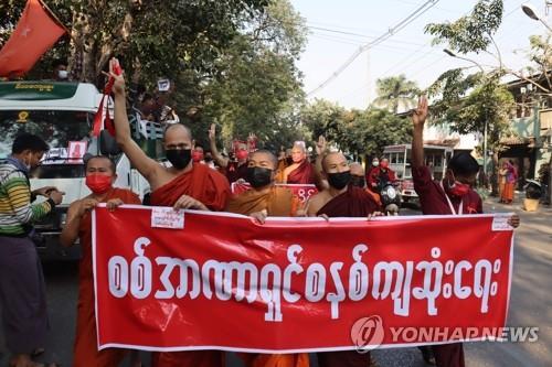 쿠데타 항의 시위대 선두서 행진하는 미얀마 승려들 (만달레이 AFP=연합뉴스) 미얀마 제2 도시 만달레이에서 8일(현지시간) 불교 승려들이 군부 쿠데타 항의 시위대의 선두에서 '세 손가락 경례'를 하며 행진하고 있다. 미얀마 양곤과 만달레이 등에서 이날 군부 쿠데타에 항의하는 시위가 사흘째 계속된 가운데 2007년 군정 반대 시위를 주도한 승려들이 가세하면서 성난 민심이 더 커질 전망이다.      leekm@yna.co.kr
