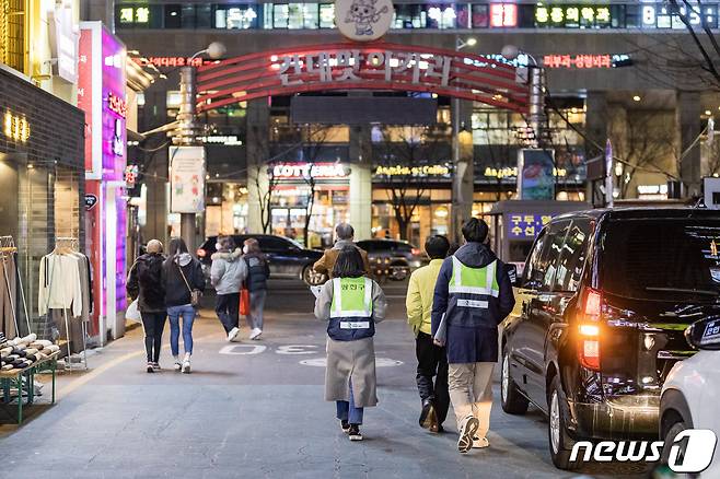 지난 8일 서울 광진구 건대입구 일대에서 대대적인 민관합동 점검을 진행하고 있다.(광진구 제공)© 뉴스1