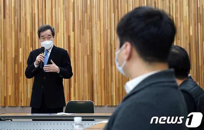 이낙연 더불어민주당 대표가 9일 서울 동대문구 카이스트 경영대학을 방문해 '사회적 가치창출' 현장간담회를 갖고 인사말을 하고 있다.(이낙연의원실 제공) 2021.2.9/뉴스1 © News1 박세연 기자