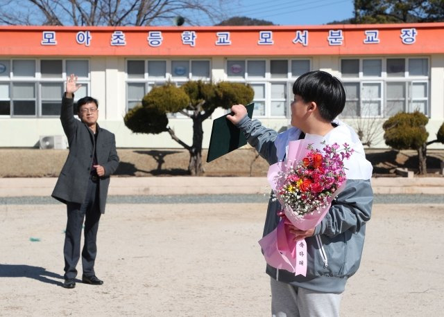 “선생님 그동안 감사했어요”, “잘거거라. 건강하고 착하게 졸업해줘서 고맙다”