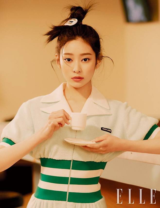 밴드 디테일의 아쿠아 원피스와 헤어핀은 모두 Miu Miu.