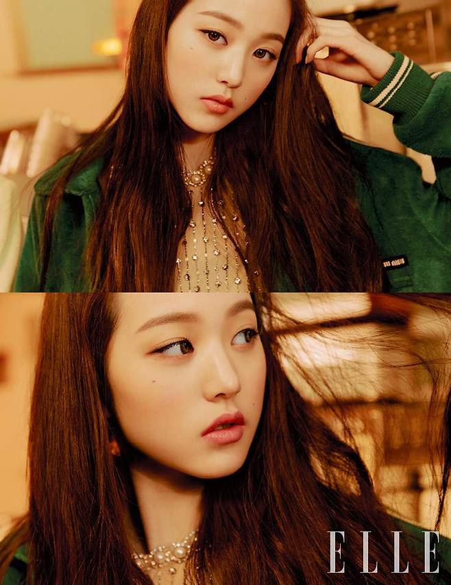 주얼 장식 원피스와 그린 카디건은 모두 Miu Miu.