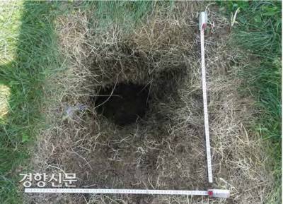 석촌동 1호분 주변에서 발견된 동공. 폐기된 우물이 함몰되면서 발생했다. 이를 계기로 연접분 발굴이 시작됐다.|한성백제박물관 제공