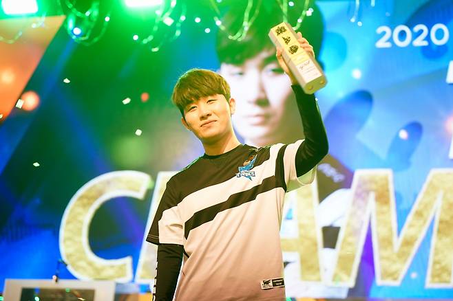Afreeca Freecs StarCraft 2 Terran player Jun “TY” Tae-yang holds up the trophy after winning 2020 Global Starcraft 2 League Season 1. (AfreecaTV)