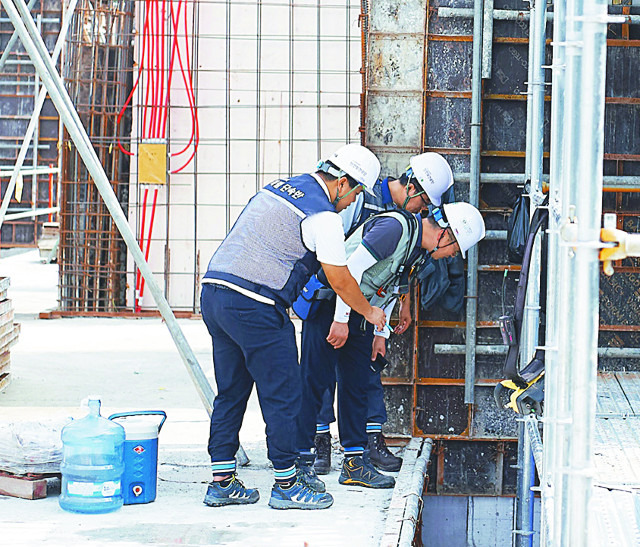 한국산업안전보건공단 패트롤 점검반이 중소규모 건설현장을 방문해 사고사망자 감소를 위한 안전점검을 벌이고 있다. 한국산업안전보건공단 제공