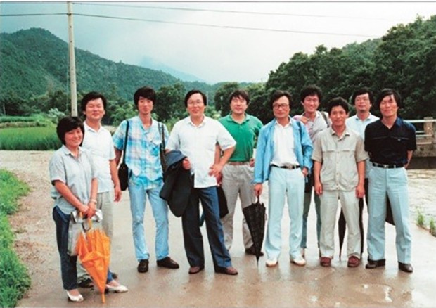 1986년 민통련 식구들과 수련회 오른쪽에서 다섯번째가 이해찬 전 총리, 오른쪽에서 세번째가 성유보 전 한겨레 편집위원장. [사진=김부겸 전의원제공]